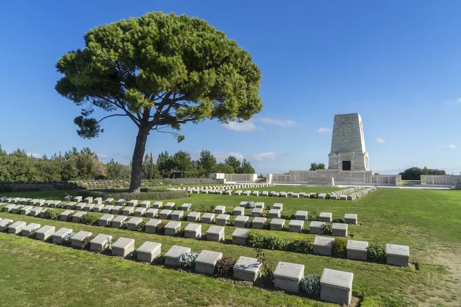 Lone-Pine-cemetery-Gallipoli_Anzac-soldiers-tombstones-Turkey-Depositphotos_337521788_l-2015